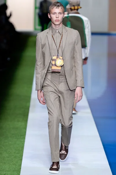 Look 27